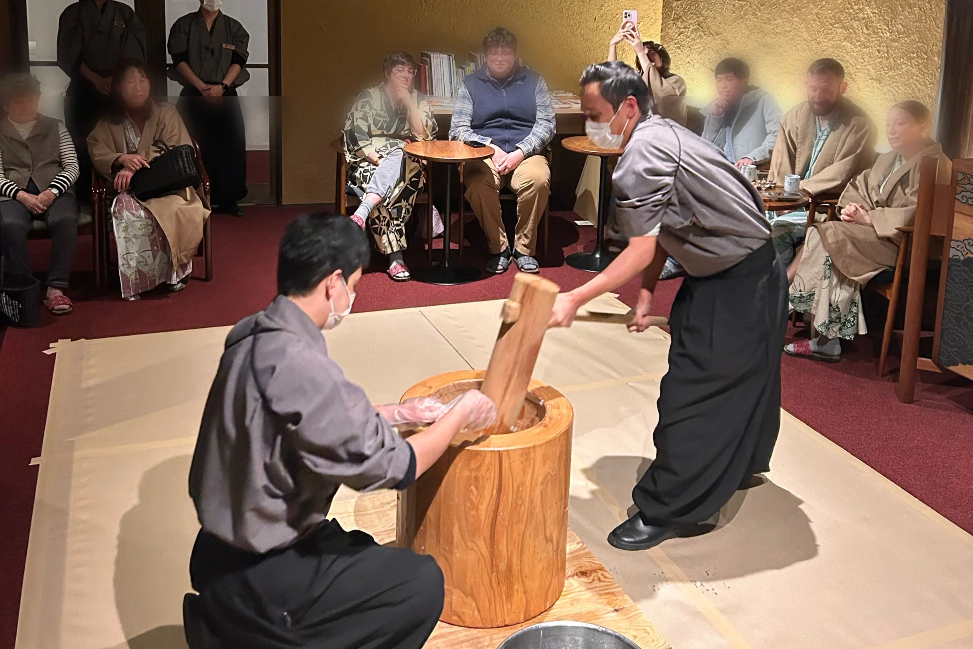 日本の伝統的な餅つきの実演が行われている様子