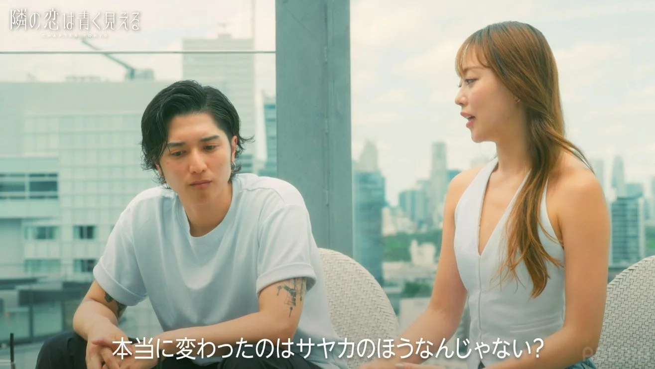 男女が真剣に会話するテラスの様子