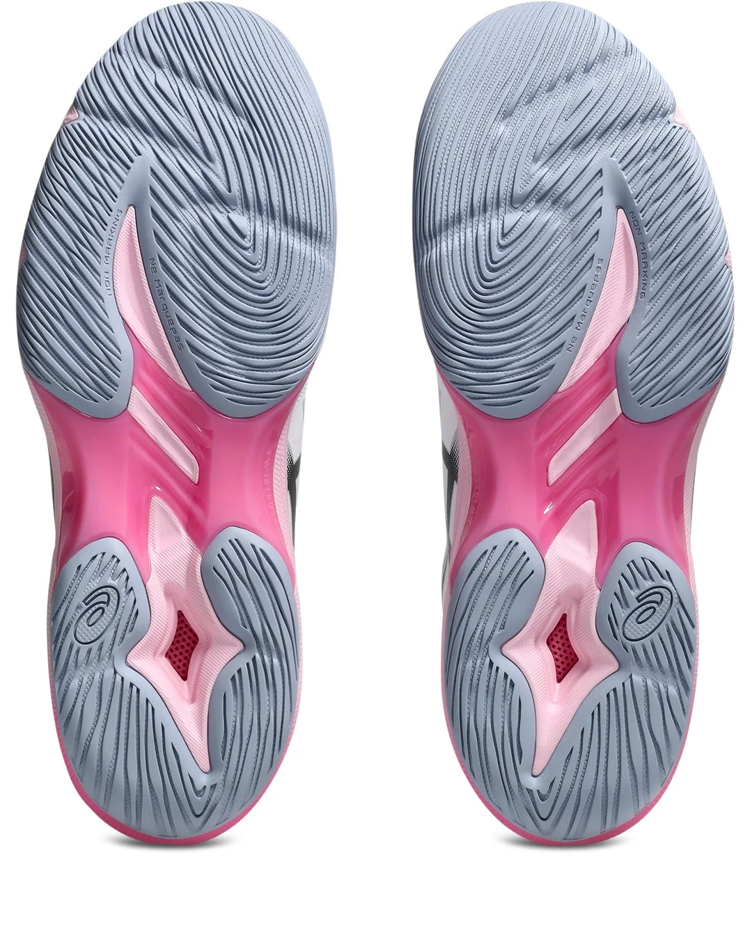 ピンクとグレーの配色が特徴的なアシックスのスポーツシューズの靴底のペアが写っています。複雑なグリップパターンと「NON MARKING」の文字が見て取れます。