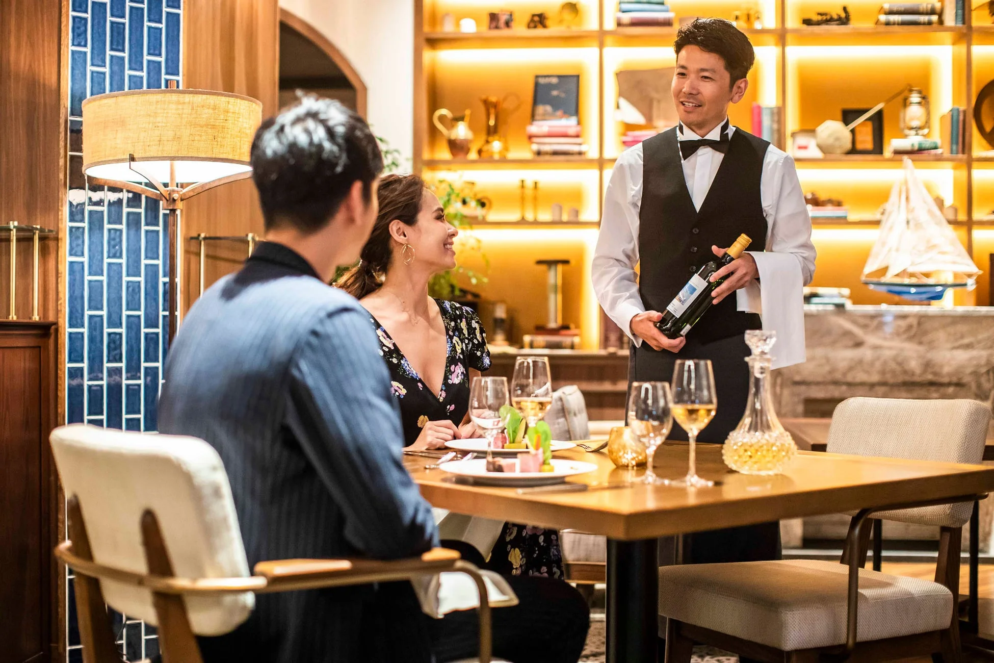 レストランでワインを楽しむカップル