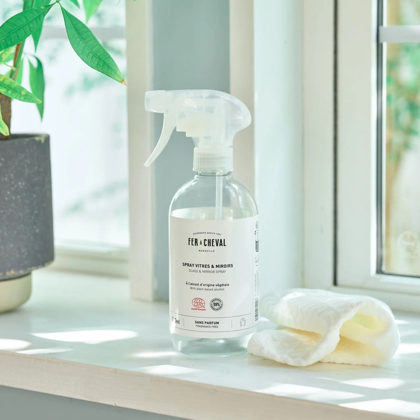 植物由来の窓・鏡用スプレーと白いタオル