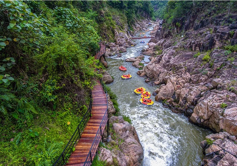 渓谷でラフティングを楽しむ人々