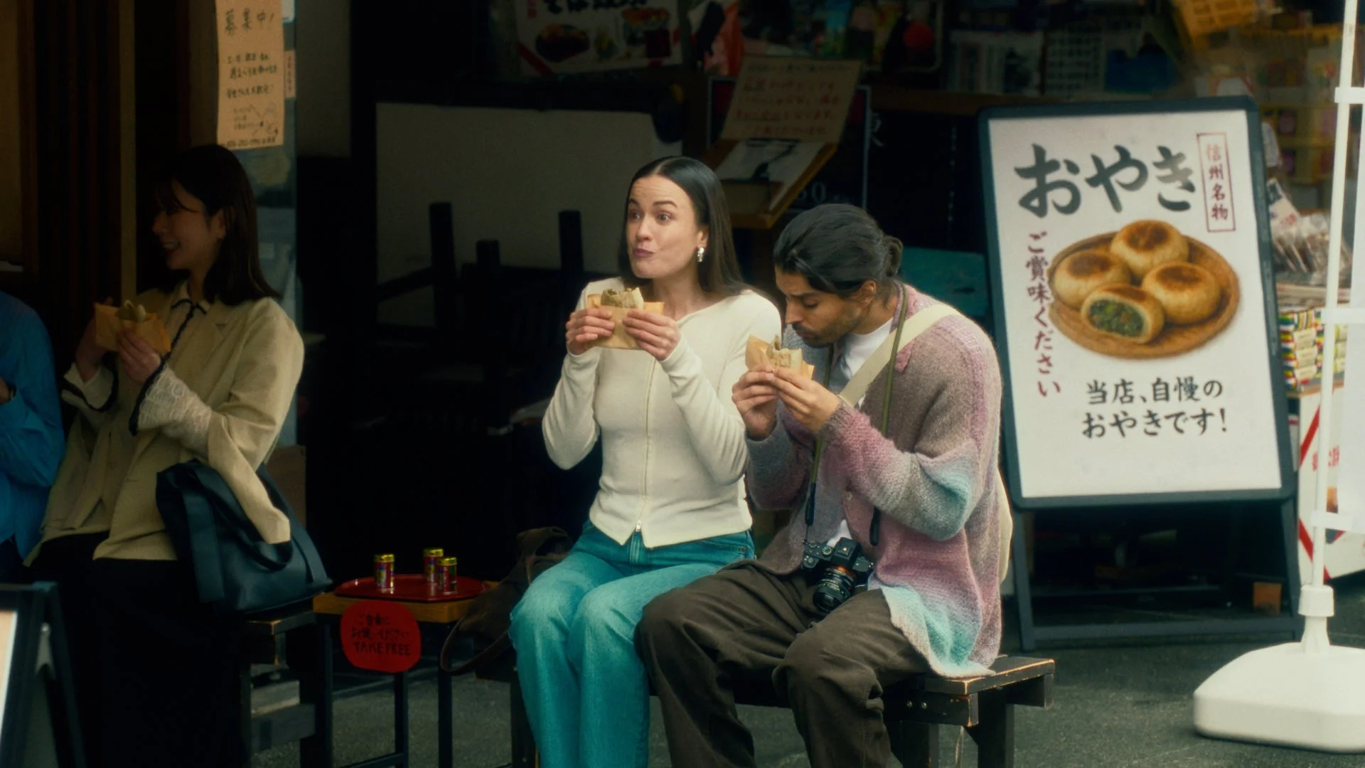 おやきを食べるカップル