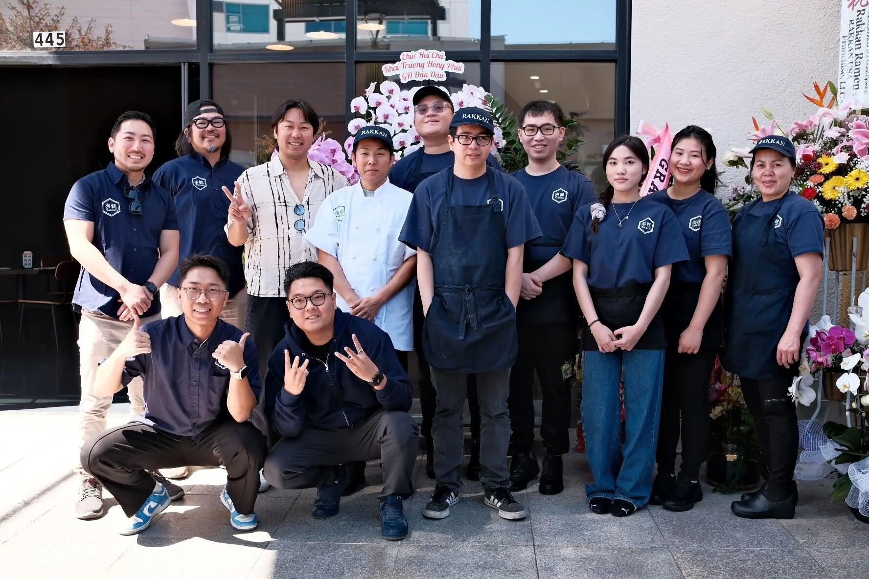 ラーメン店のスタッフ集合写真