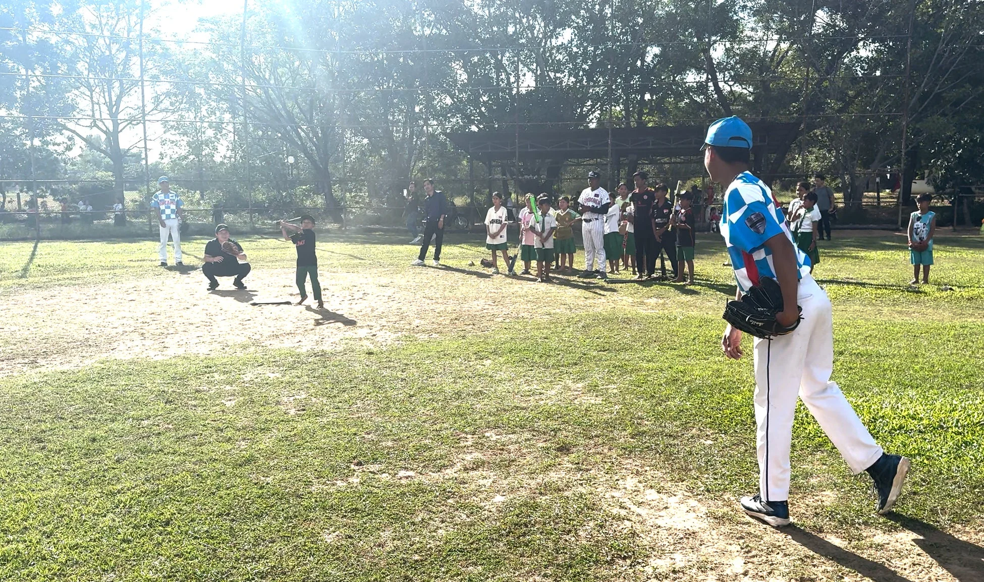 子供たちが野球場で練習する様子