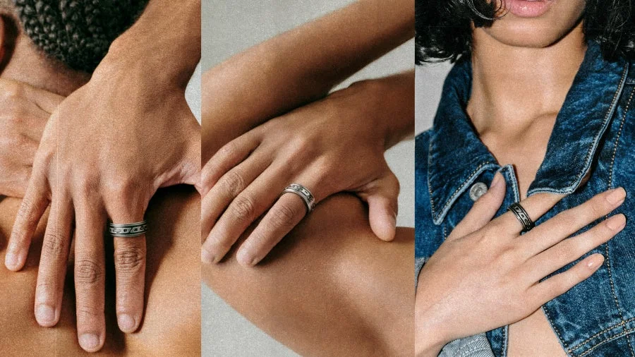 リングを着用した手元