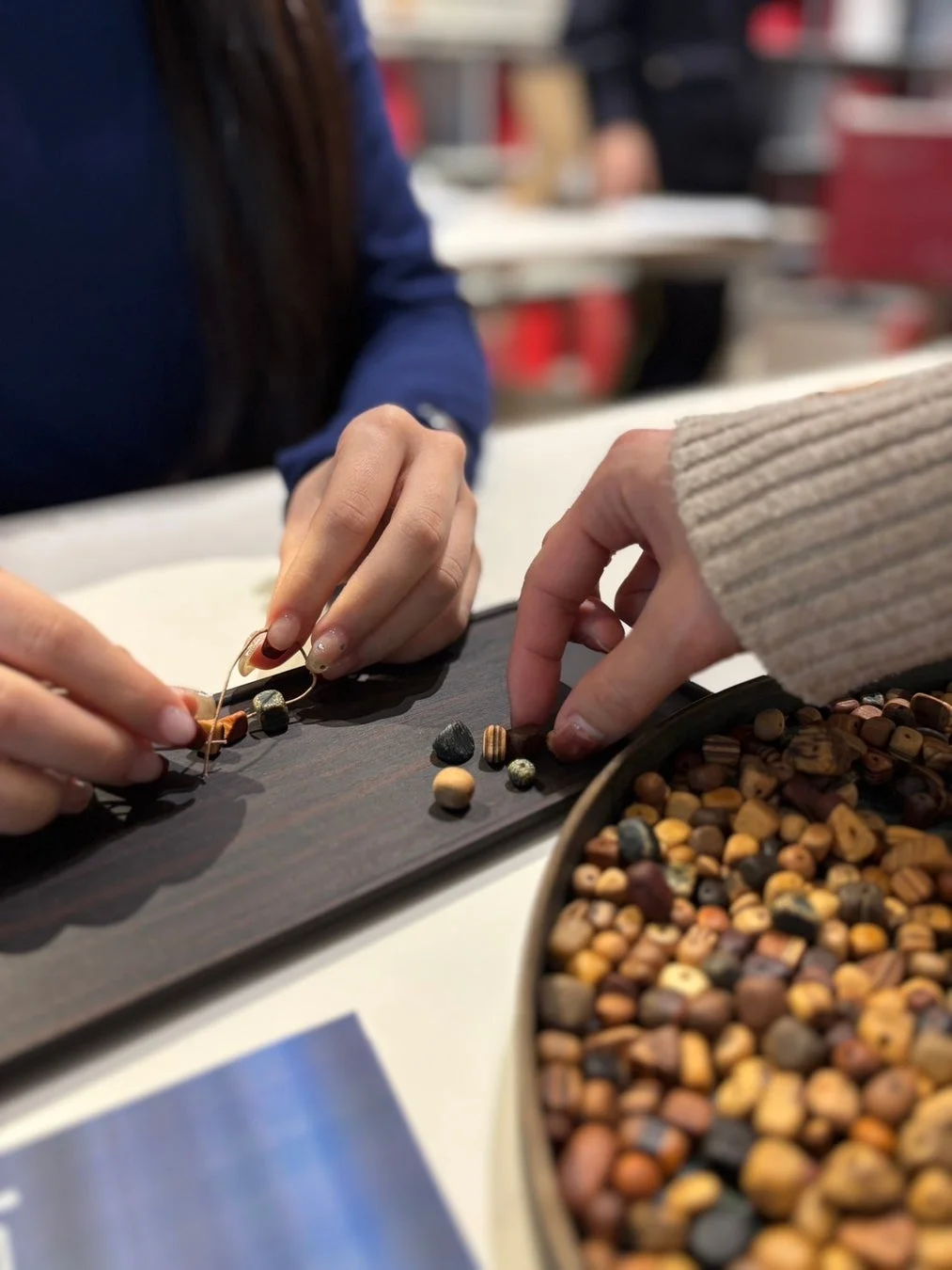 ビーズ選びの様子