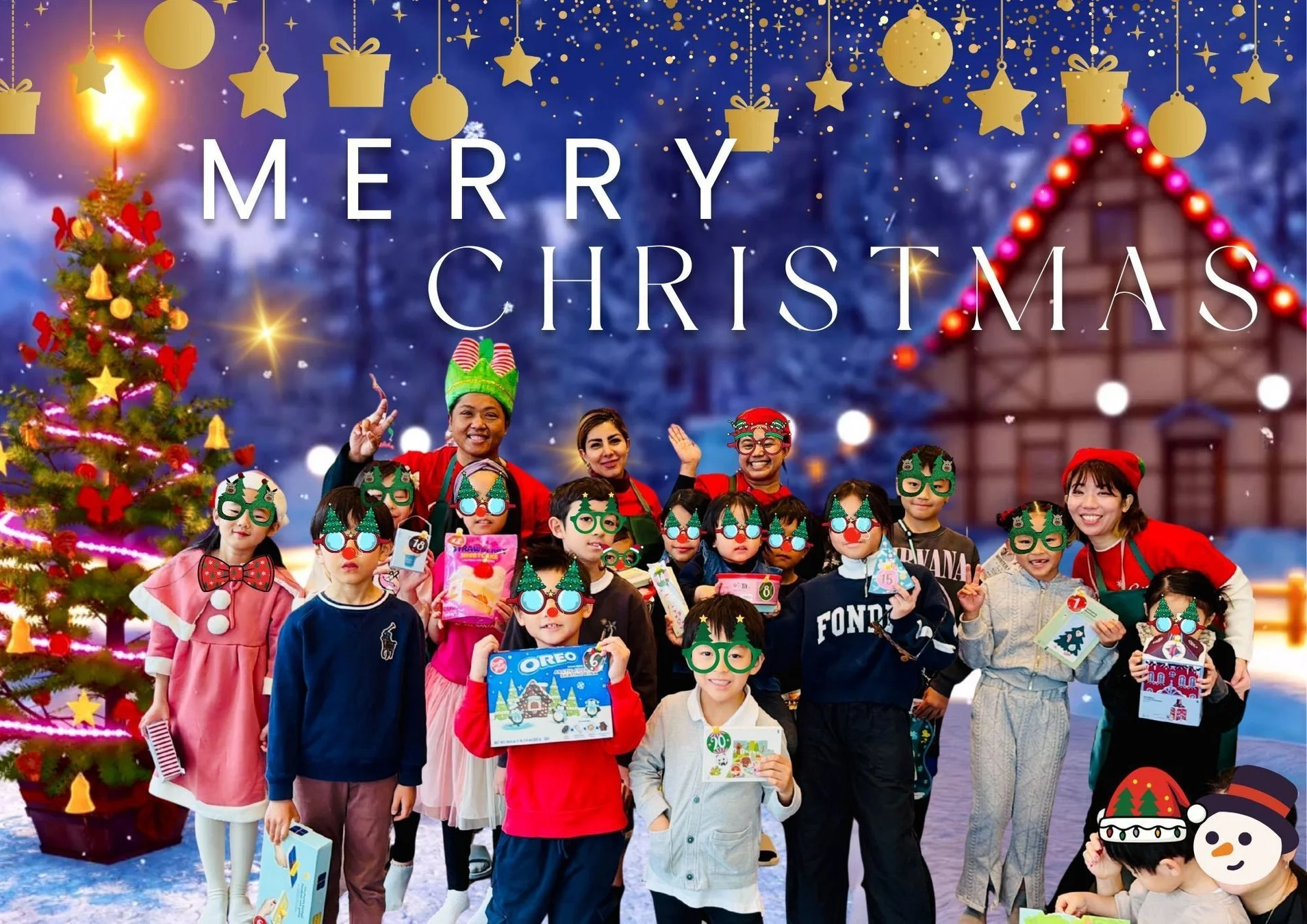 クリスマスを祝う大人と子供たちの集合写真