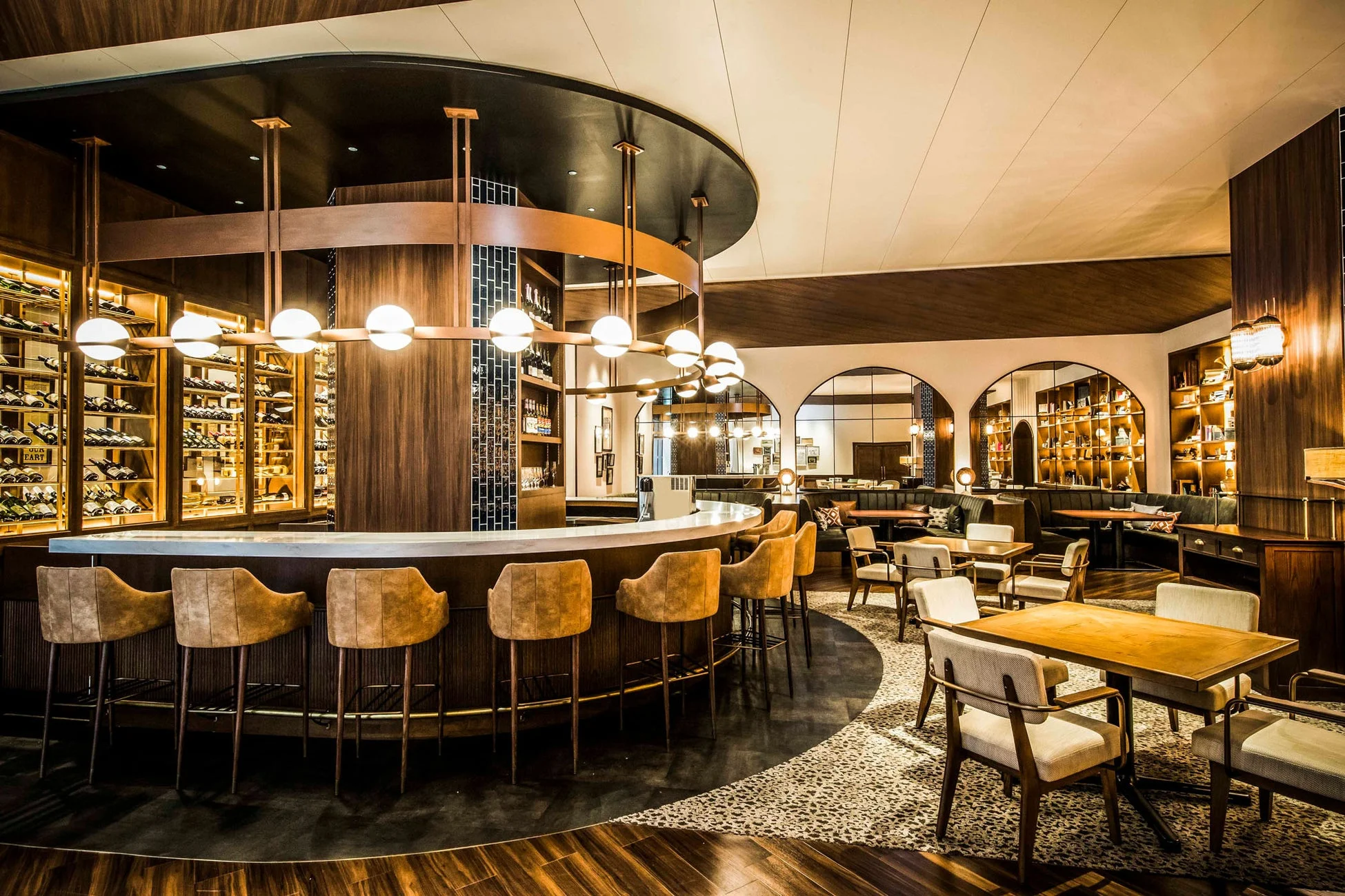 モダンで落ち着いた雰囲気のバーラウンジ