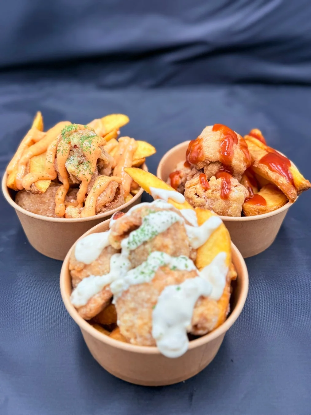 カップに入ったからあげとポテト