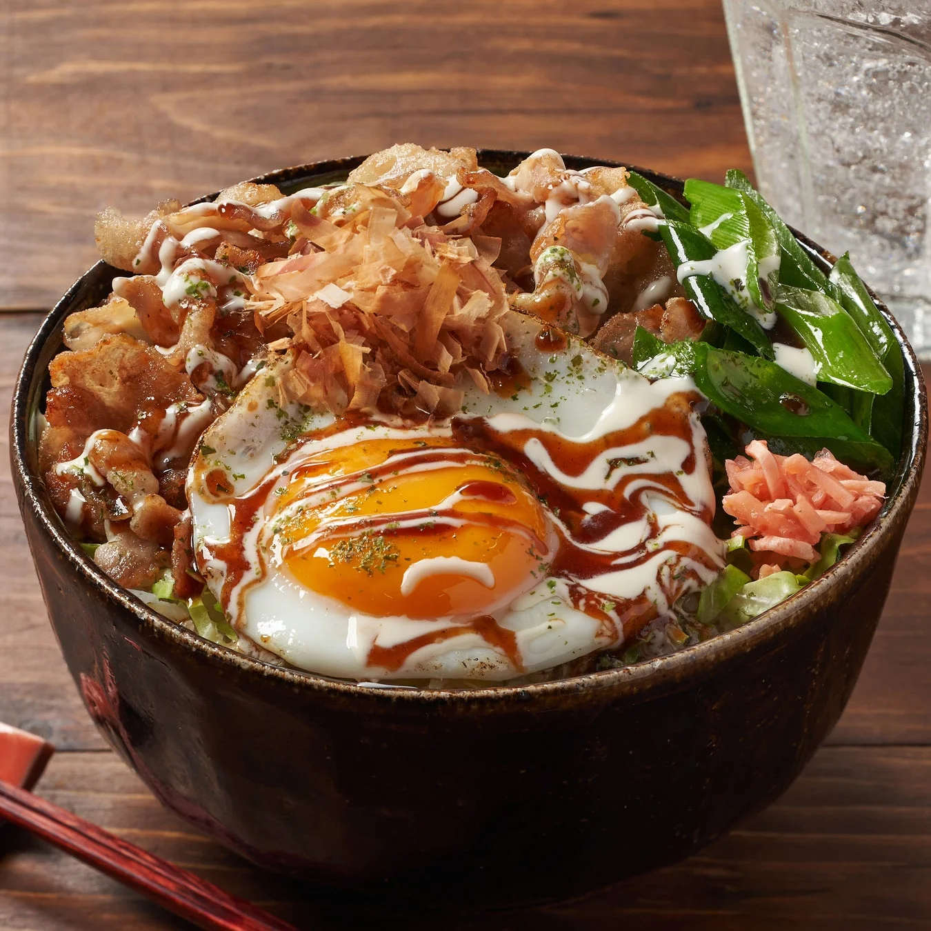 カリカリ豚と九条ねぎのお好み焼き丼の画像