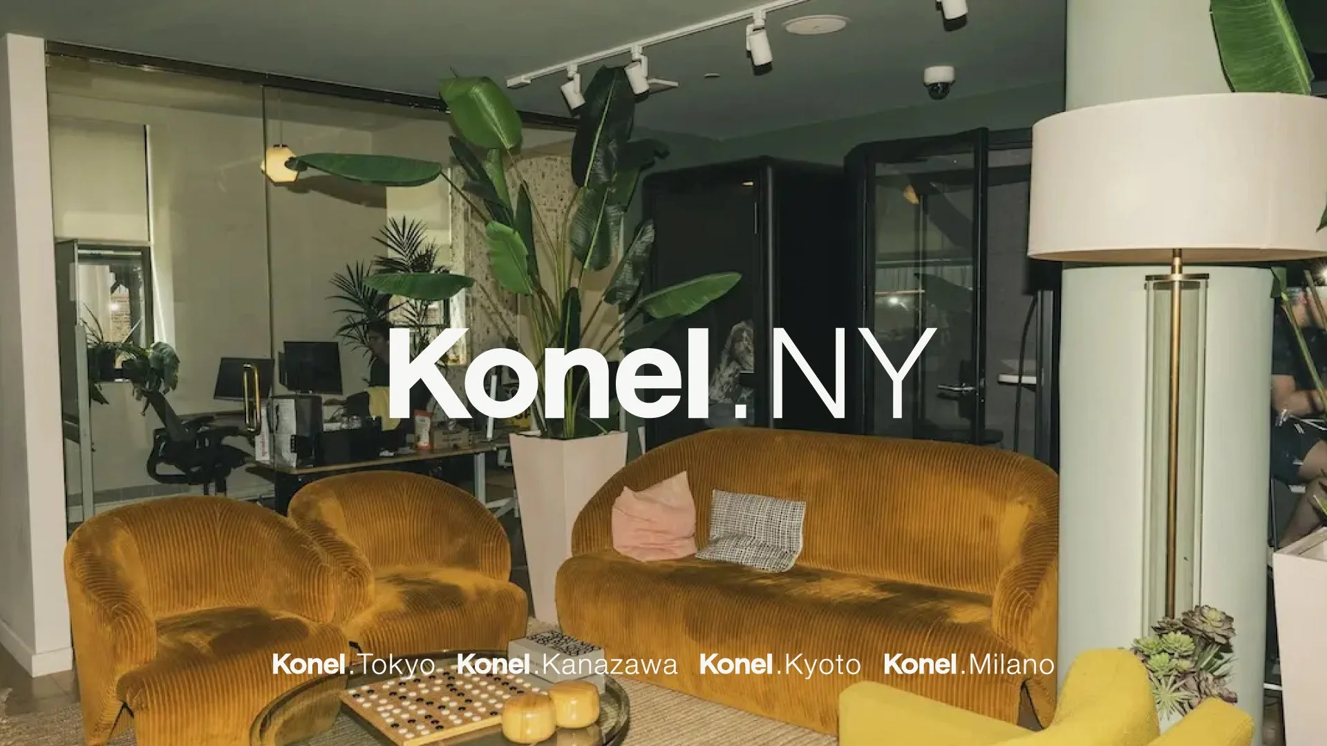 モダンでスタイリッシュなオフィスまたはコワーキングスペースのラウンジエリア