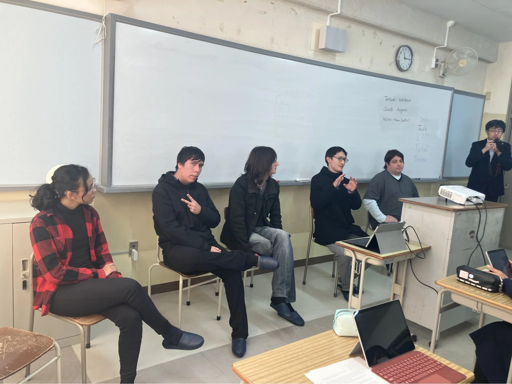 教室でディスカッションする様子