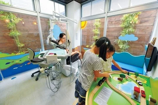 小児科の待合室で遊ぶ子供たち