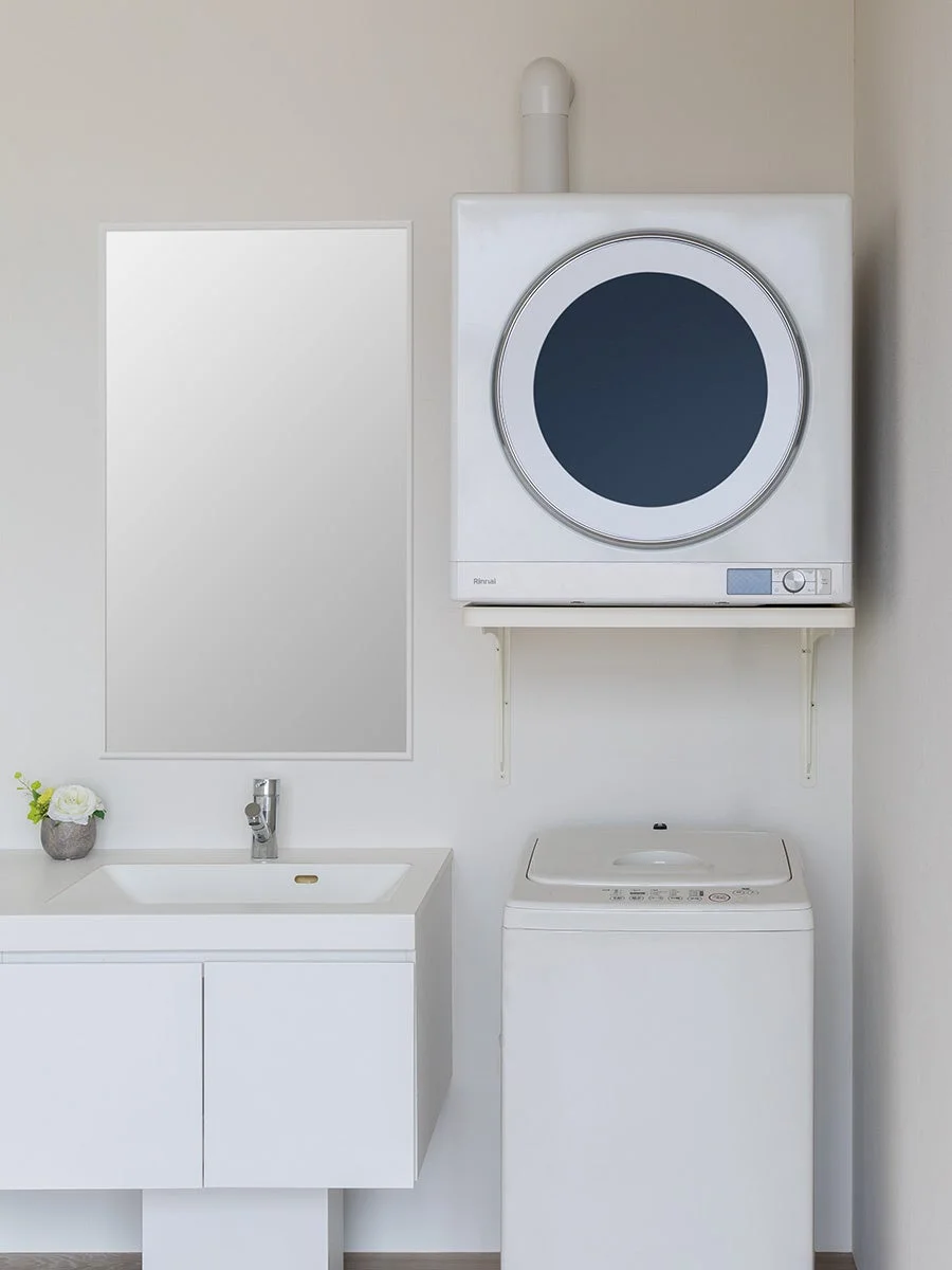 白を基調としたランドリールームに乾太くんが設置されたイメージ