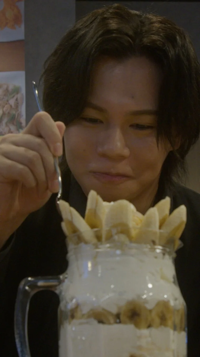 小笠原海さんがパフェを食べるシーン