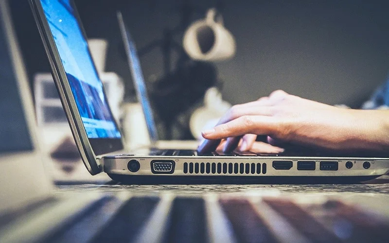 ノートパソコンでタイピングしている手元