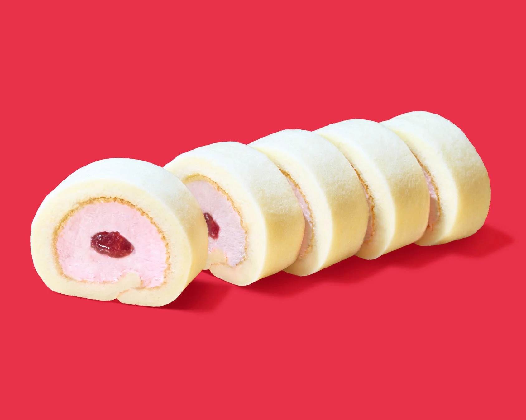 もっちりクリームロール（いちごソース入り）