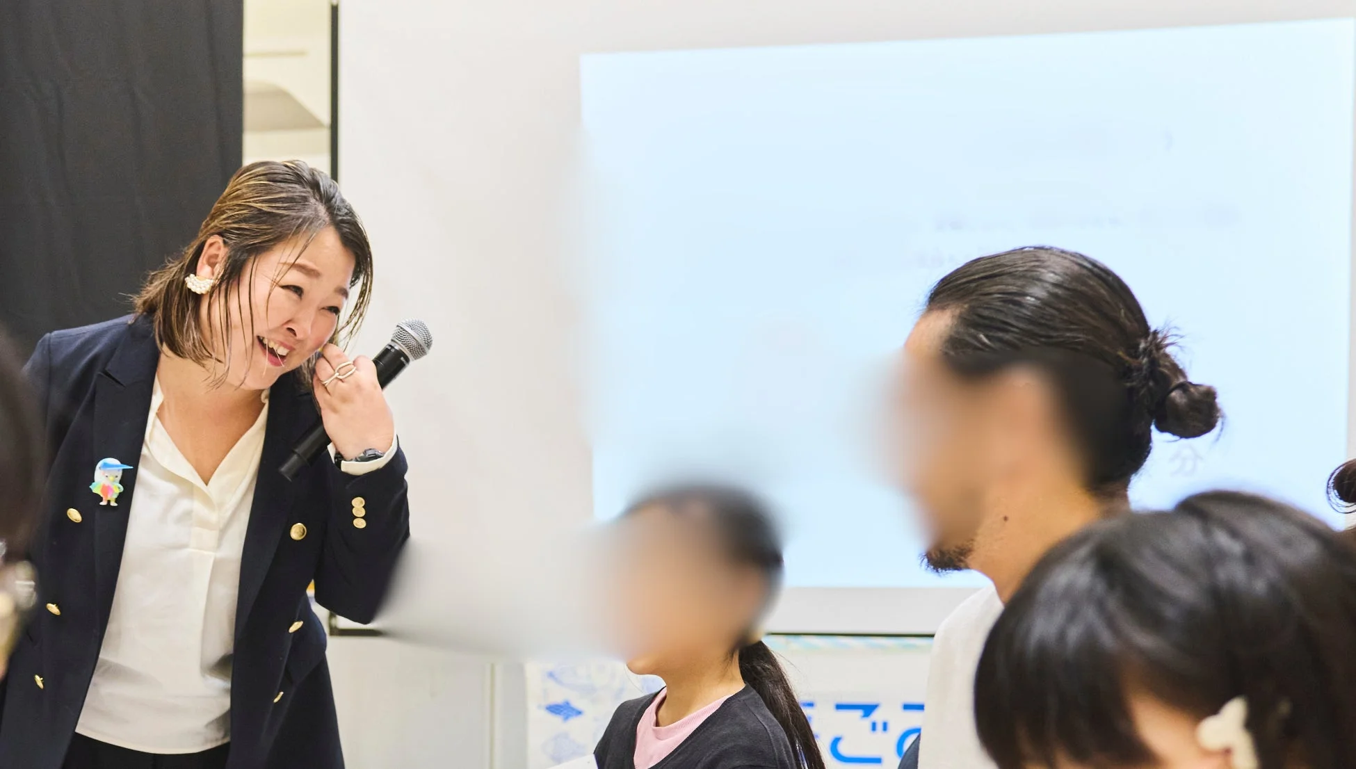 マイクを持って笑顔で話す澤田直子さん