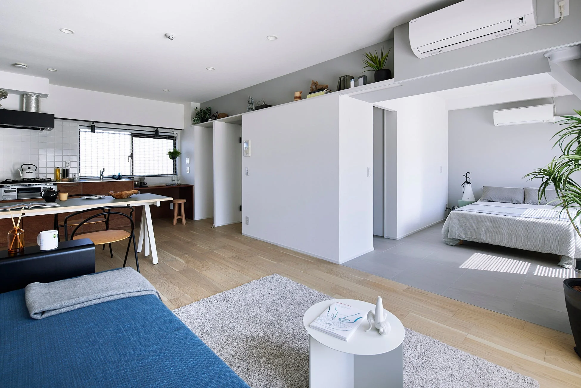 モダンで開放的なワンルームマンションの室内