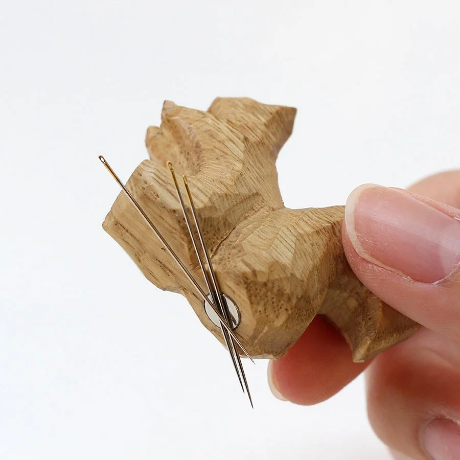 手で針を持ったコリス