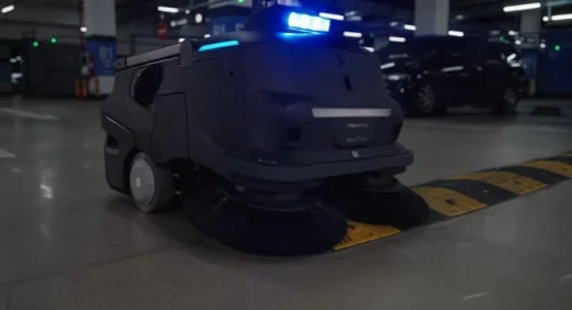 地下駐車場で清掃作業を行うロボット