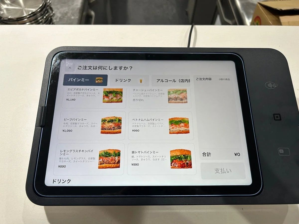 飲食店に設置されたセルフオーダーのタッチパネルが写っている。