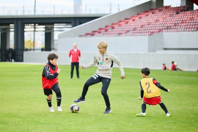 サッカー教室選手と子供たち