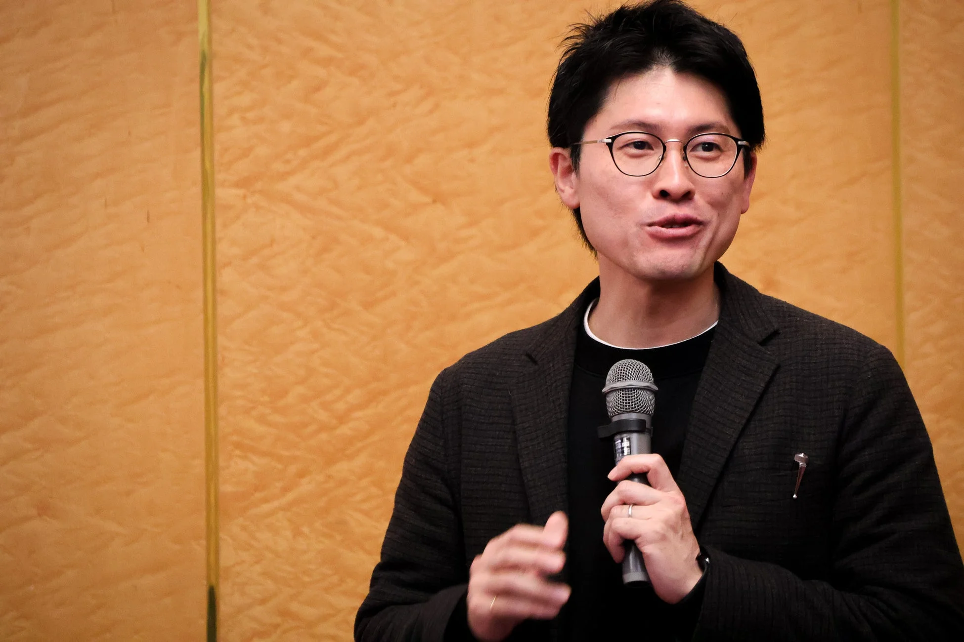 プレゼンテーションを行う男性