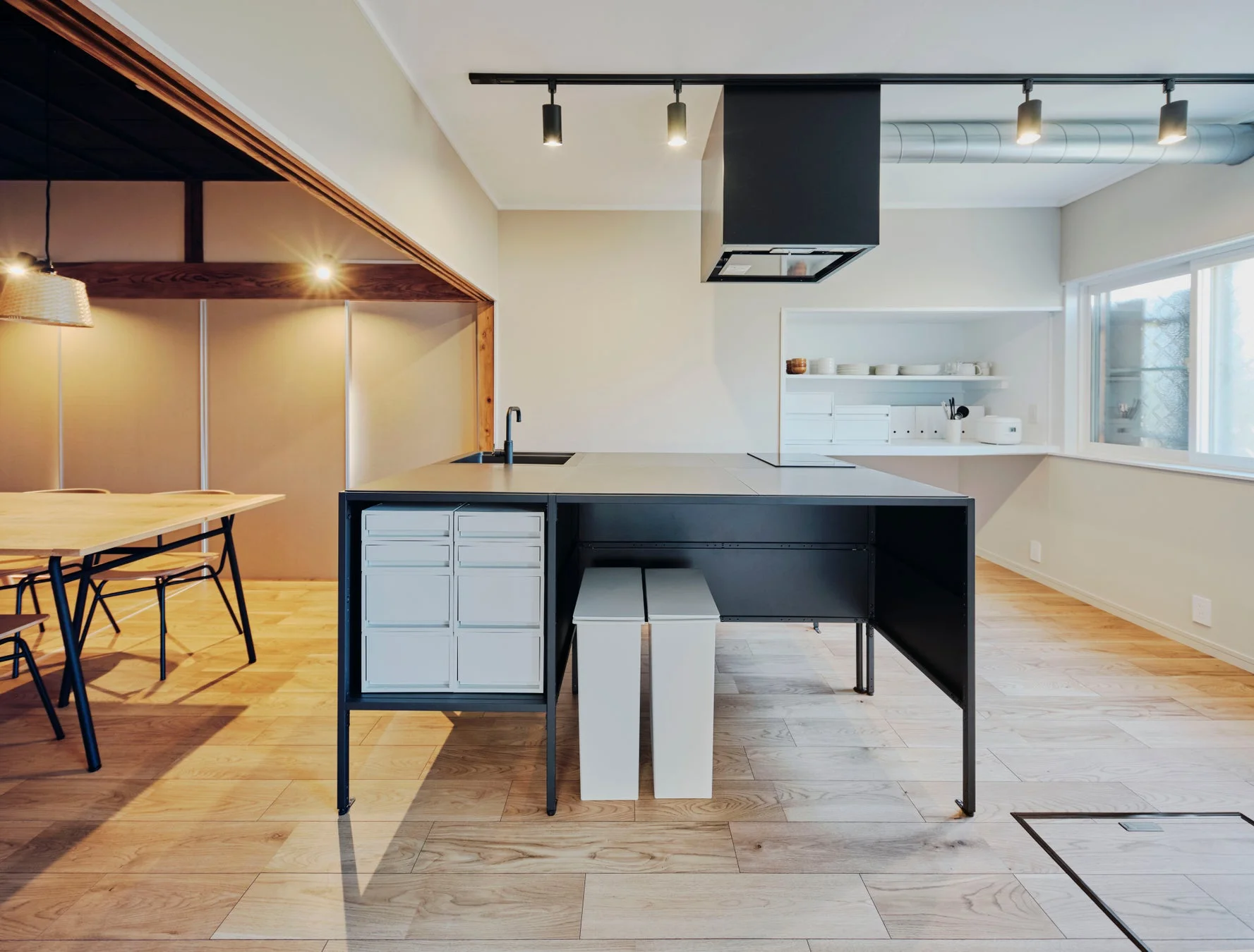 モダンなキッチンとダイニングエリア