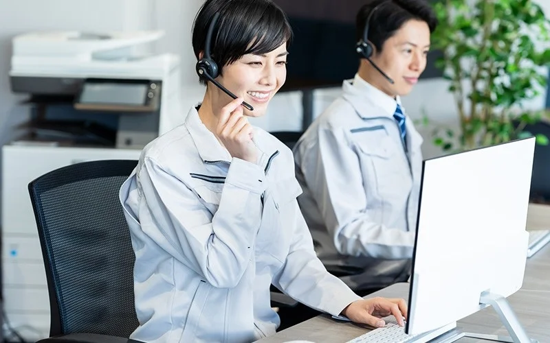 コールセンターのオペレーターがパソコンに向かっている