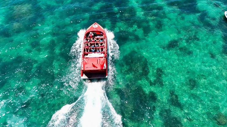 透明な海を進むスピードボート