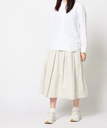 ファッション,女性,カジュアル,白シャツ,プリーツスカート,ミモレ丈スカート,ベージュ,スニーカー,シンプル,きれいめカジュアル,春コーデ,夏コーデ