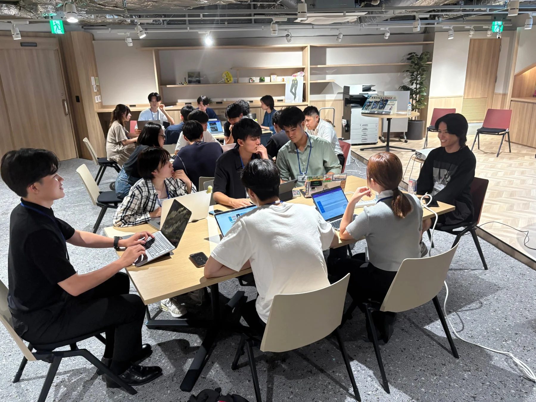 学生がグループワークを行う様子