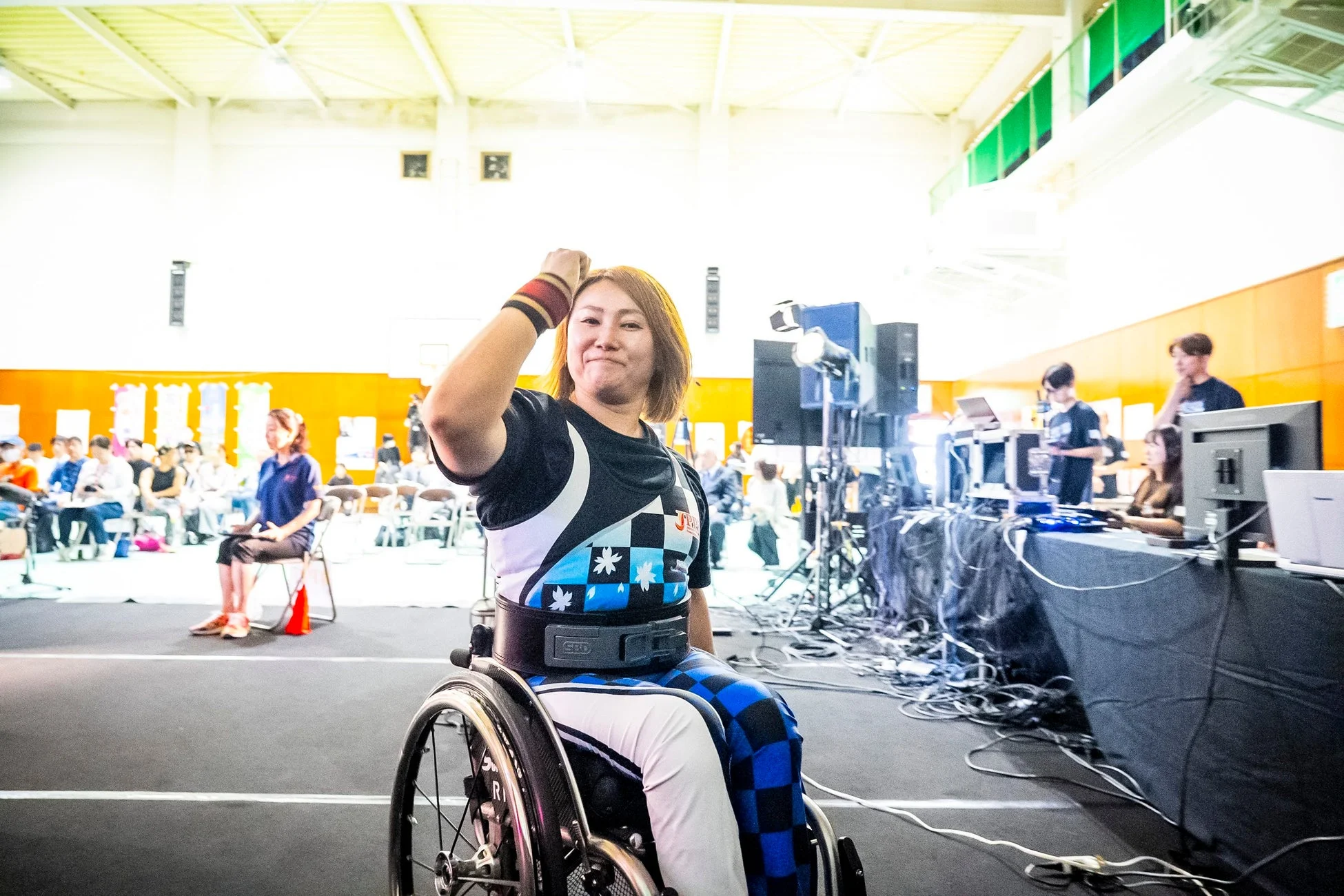 車椅子で拳を突き上げる桐生寛子選手