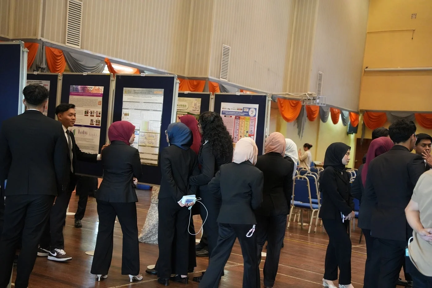 ポスター発表が行われている屋内のイベント会場