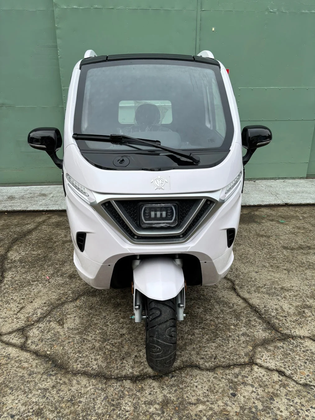 白いアーバントライカー正面