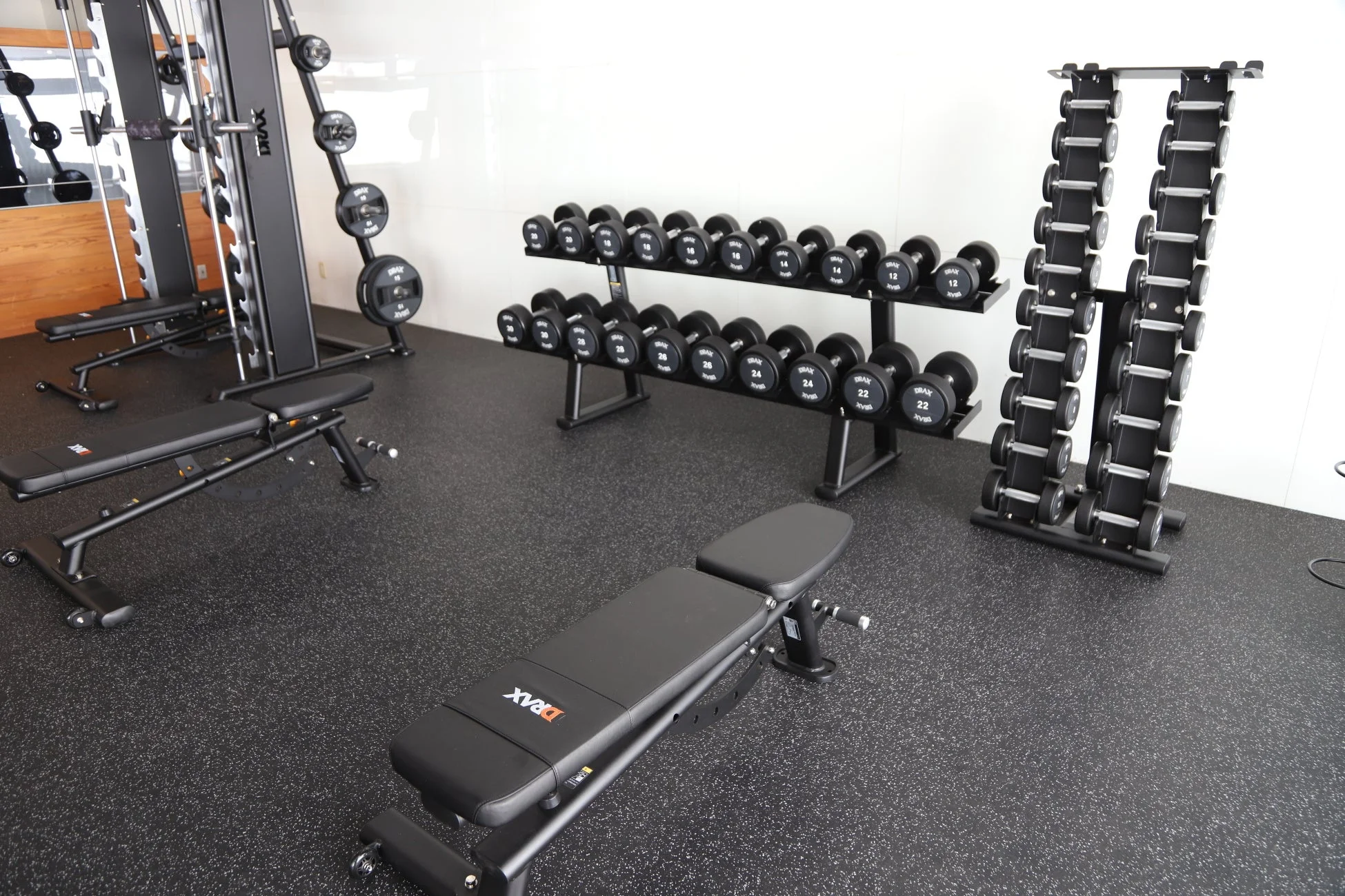 フィットネスジムのダンベル