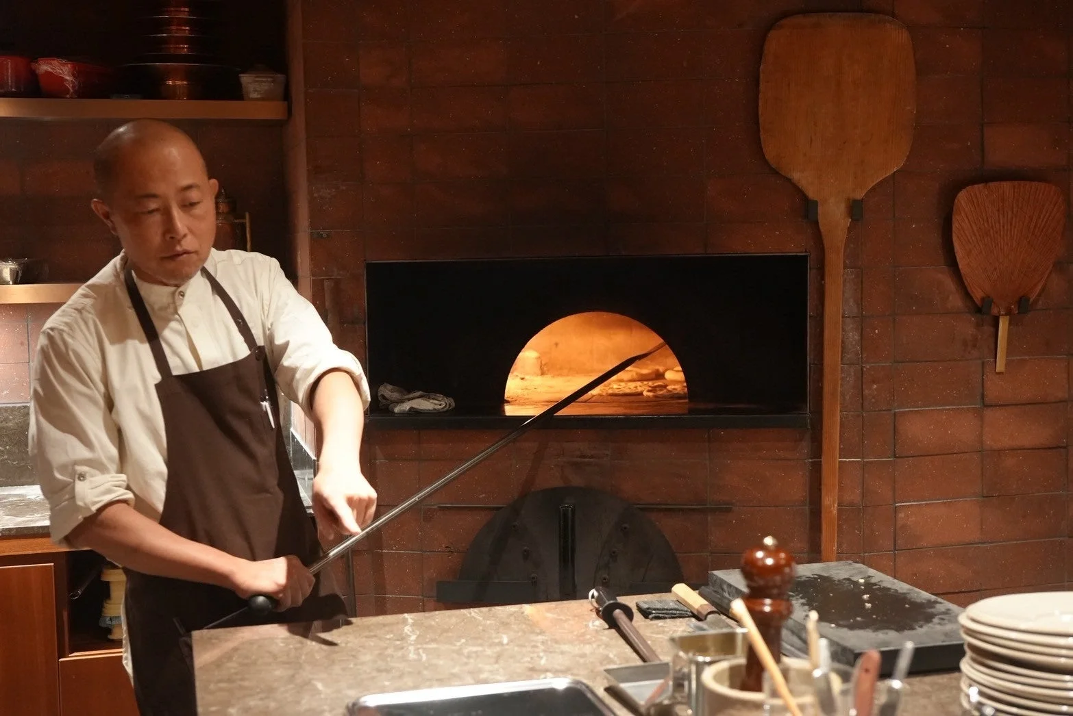 鈴川氏のピザ窯での調理