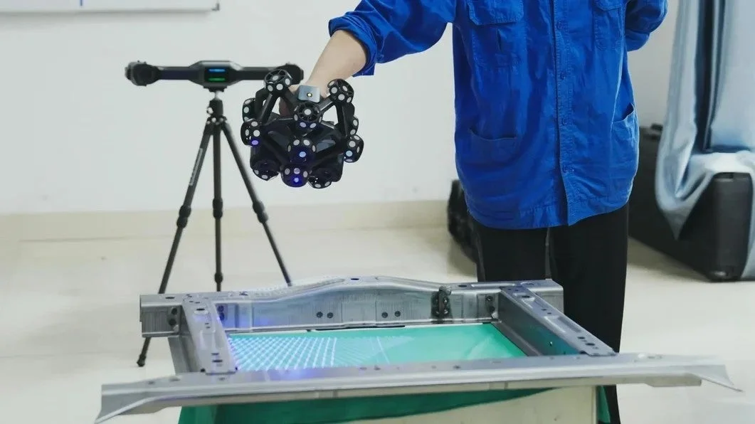 3Dスキャナーで部品を計測する様子