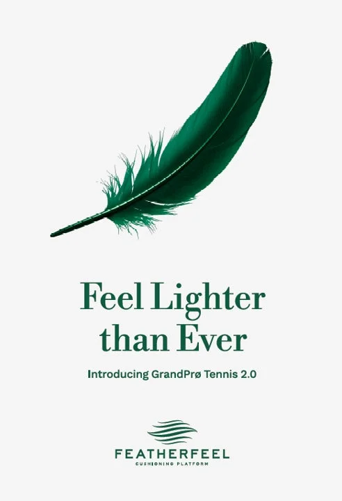 緑色の羽根が特徴的な、テニスシューズ「GrandPrø Tennis 2.0」のプロモーション画像です。FEATHERFEELクッションプラットフォームによる「かつてない軽さ」をアピールしており、白背景に緑の羽根とテキストが配置されたミニマルなデザインです。