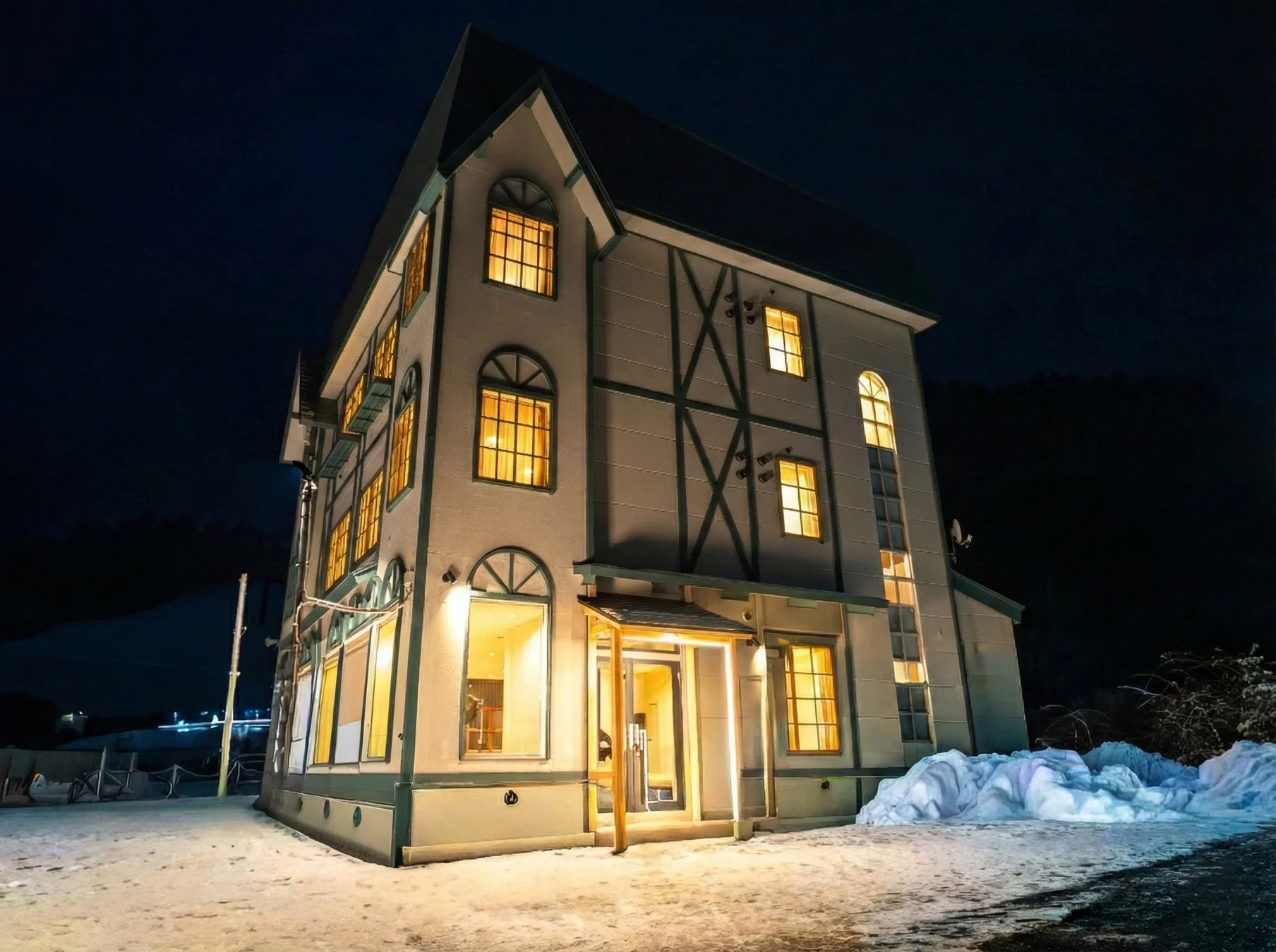 雪が積もるYuiLocalZaoの外観