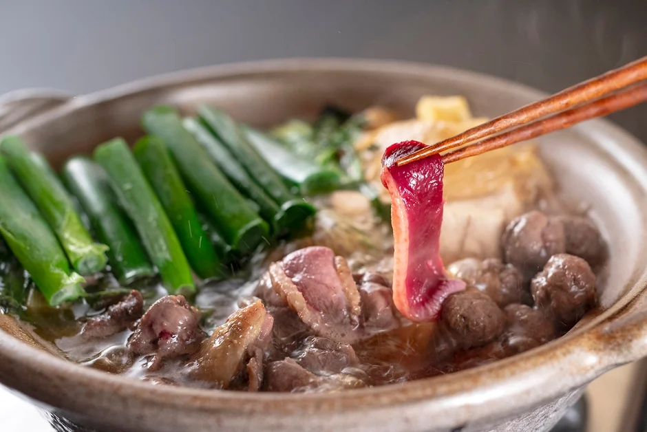 湯気が立つ鴨鍋
