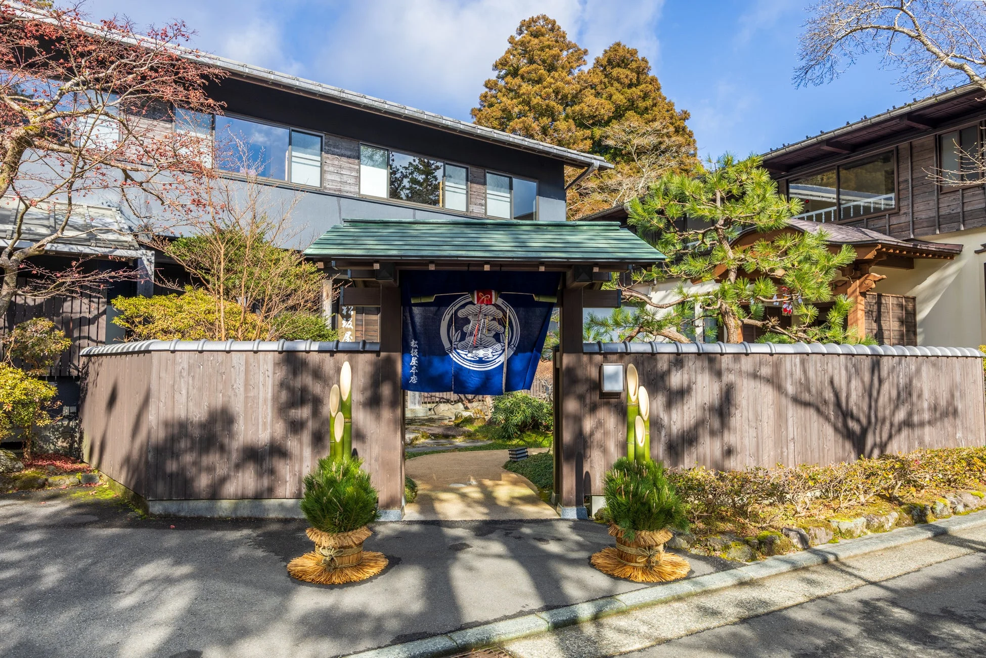 門松が飾られた和風建築の入り口