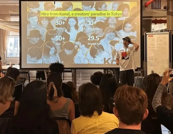東京のクリエイターコミュニティ「Konel」のHiro氏がプレゼンテーションを行っている様子