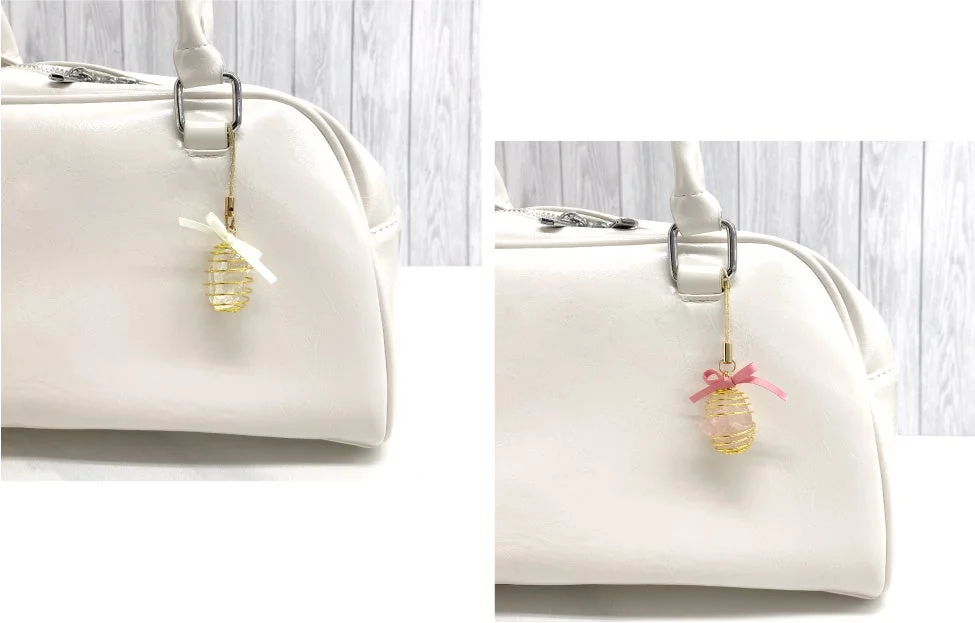 バッグに付けられた天然石キーチャーム