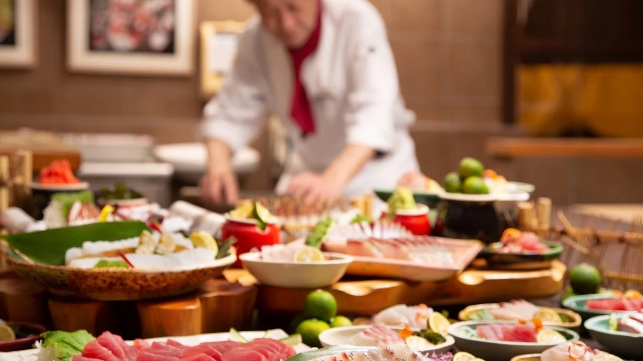 料理人が刺身を調理している様子