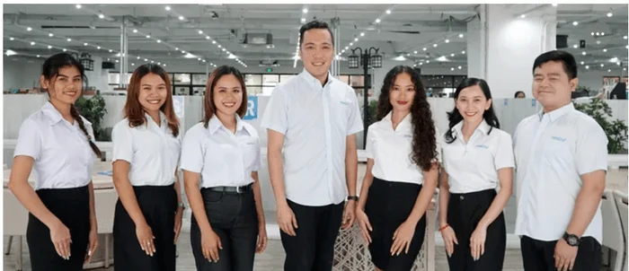 オフィスで笑顔の従業員集合写真