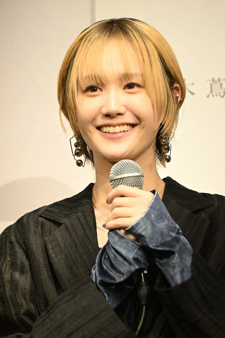 マイクを手に笑顔を見せる尾碕真花