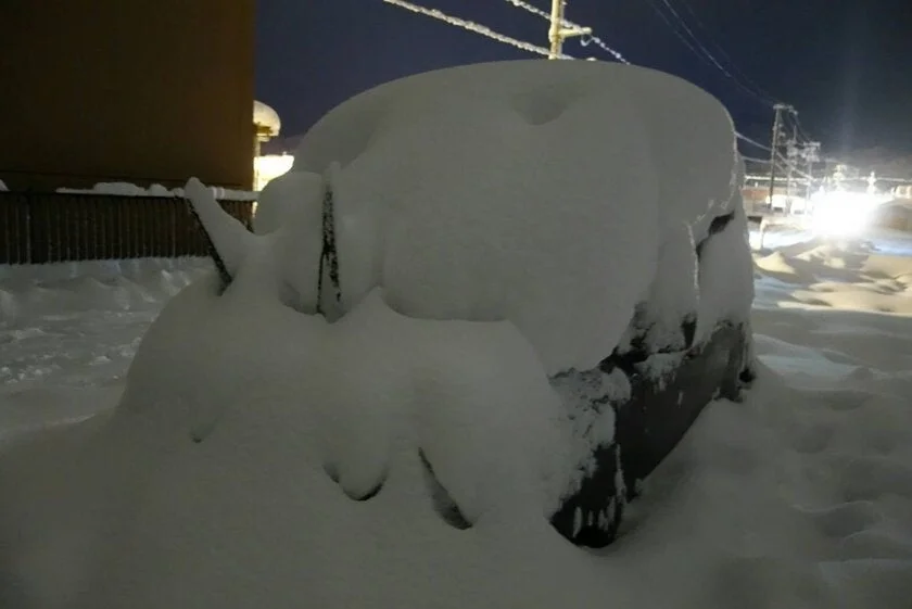雪に深く埋もれた車